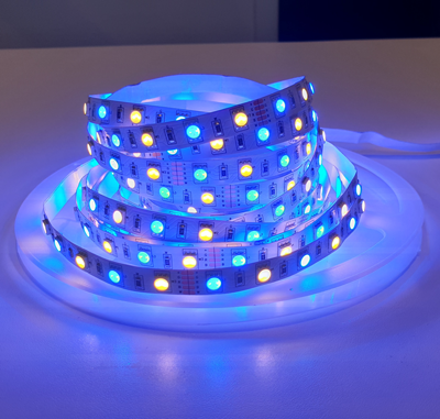 LED strip RGB + WW - lyser blå og hvid